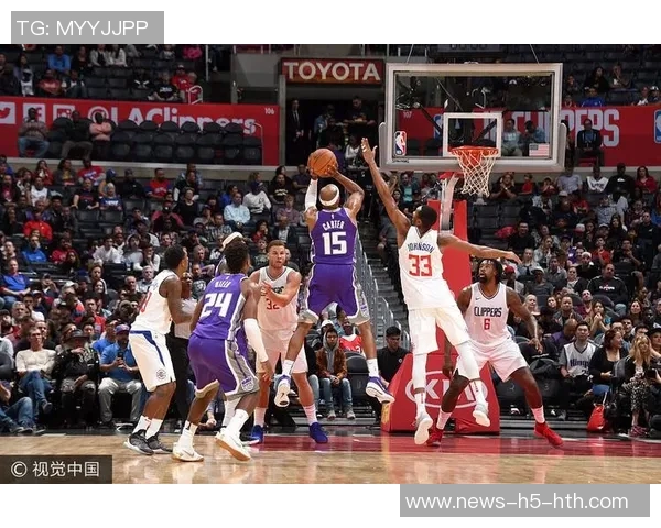 卡特布莱恩特展现灵动风采突破上篮得分引爆全场激情 卡特布莱恩特展现灵动风采突破上篮得分引爆全场激情