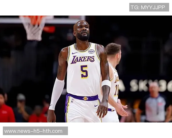 艾顿分享黑皮衣帅照展现独特魅力自律成就与众不同的能量